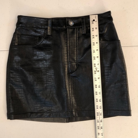 NWOT Favorite Daughter The Shay Black Embossed Faux Leather Mini Skirt Size 25 - Picture 4 of 10